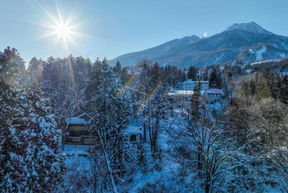 Former Prime Minister's residence in snow, wide shot